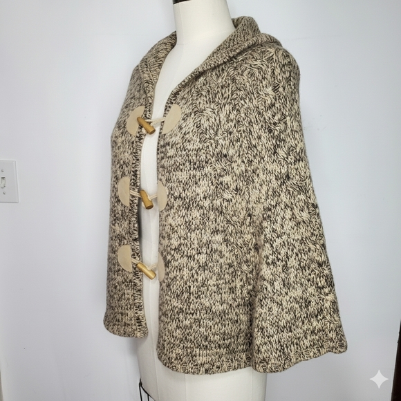 BCBGMAXAZRIA Size S/M Poncho Sweater Chunky Heather Black Beige Toggle Closure - Picture 2 of 11